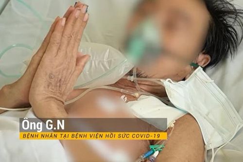 Bệnh nhân Covid-19 chắp tay cảm ơn bác sĩ sau ca mổ ung thư