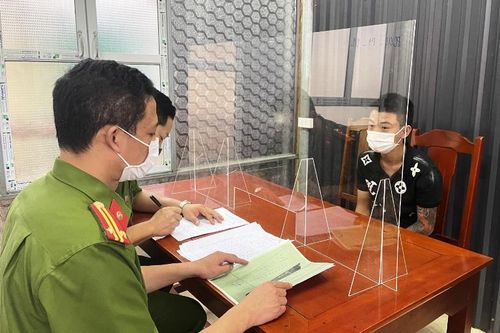 Đuổi đánh nhau trên phố, một thanh niên bị phóng dao vào đầu tử vong