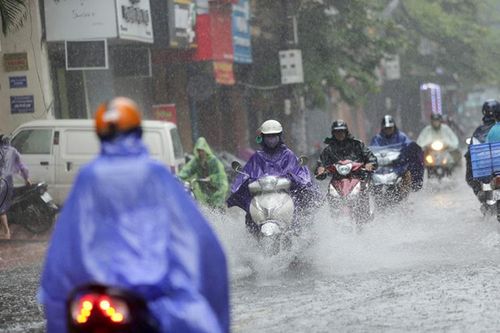 Mưa nhiều giờ trong đêm gây ngập nhẹ một số khu vực ở Hà Nội