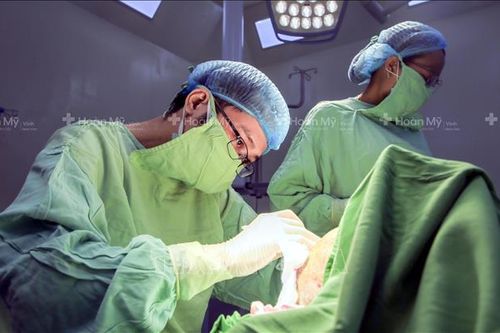 Phẫu thuật loại bỏ 13 khối u mọc quanh đầu người đàn ông