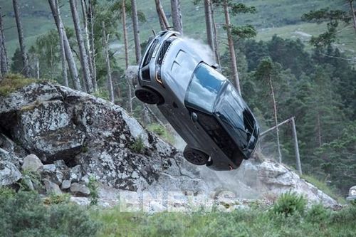 Range Rover Sport SVR tạo ra những màn trình diễn táo bạo trong phim James Bond mới