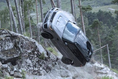 Hé lộ cảnh Range Rover rượt đuổi Land Cruiser trong phim bom tấn về 007