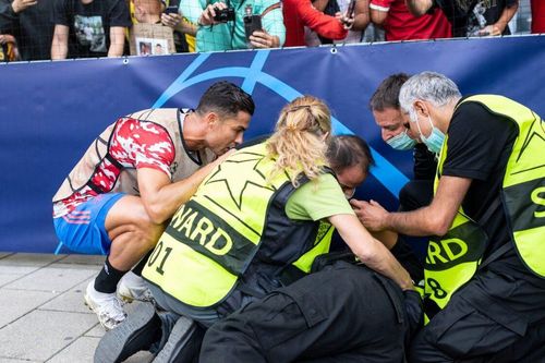 Ronaldo sút như búa bổ, hạ knock-out nữ nhân viên an ninh