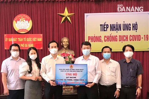 Tiếp nhận 800 triệu đồng ủng hộ phòng, chống Covid-19