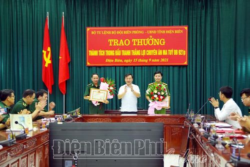 Trao thưởng thành tích trong đấu tranh Chuyên án ĐB921p