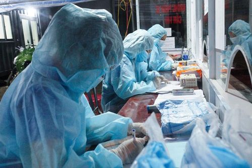 Áo xanh ''tiếp lửa'' chống dịch