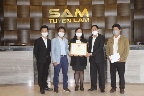 Trao Bằng khen của Chủ tịch UBND tỉnh cho các doanh nghiệp có nhiều đóng góp trong phòng chống dịch Covid-19