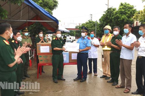 Hội Cựu chiến binh tỉnh tặng quà lực lượng làm nhiệm vụ tại các chốt kiểm dịch