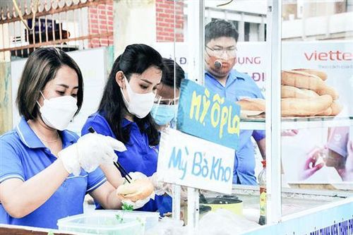 Ấm lòng bệnh nhân nơi phong tỏa