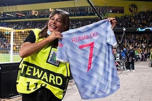 Ronaldo có hành động đẹp trong ngày Man Utd thua ngược trên đất Thụy Sĩ