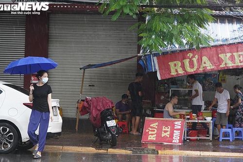 Người Hải Phòng đội mưa đi ăn sáng sau gần 2 tháng hàng quán chỉ bán mang về