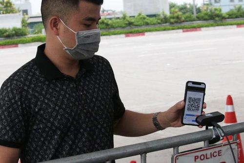 Quét mã QR tại chốt kiểm dịch: Chính xác thông tin, thuận tiện cho người dân