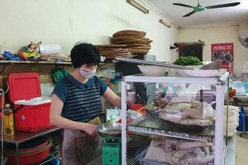 Hà Nội: Quán ăn gấp rút chuẩn bị trước giờ mở bán trở lại