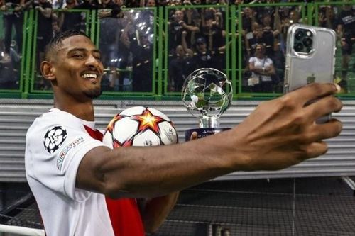 Tiền đạo Ajax ghi 4 bàn trong trận ra mắt Champions League