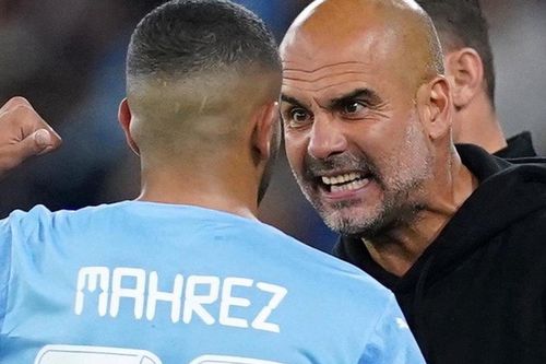 Guardiola quát hai cầu thủ Man City ngay trên sân