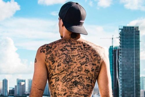 Người đàn ông Mỹ xăm hơn 200 chữ ký lên lưng