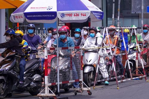Chốt kiểm soát dịch ở TP.HCM trong ngày đầu đợt giãn cách mới