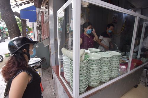 Ngày đầu mở lại một số dịch vụ: Không lơi là công tác phòng dịch