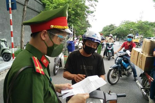 Công an TP Hà Nội vẫn tiếp tục cấp giấy đi đường