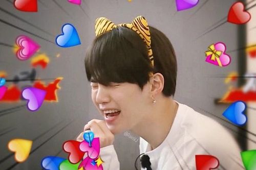 Ngã ngửa trước 'chương trình TV' Suga BTS mê mẩn xem