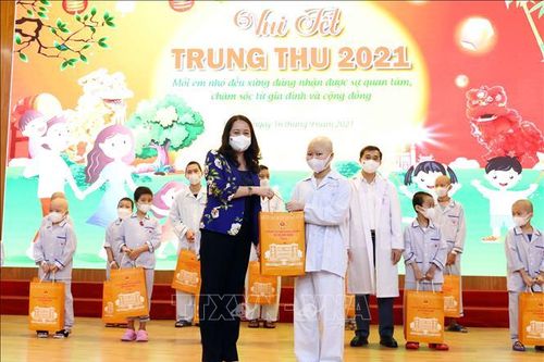 Phó Chủ tịch nước thăm, tặng quà cho bệnh nhi nhân dịp Tết Trung Thu