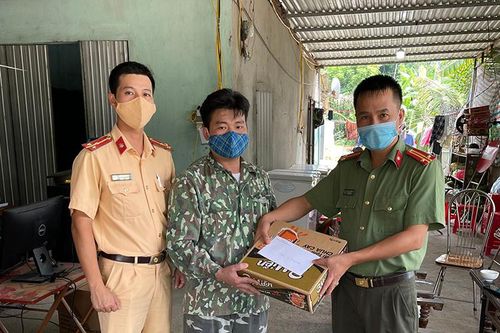 Lực lượng chốt kiểm dịch giúp đỡ nam công nhân 'đói lả'