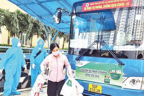 Giúp người dân mua hàng hóa thiết yếu