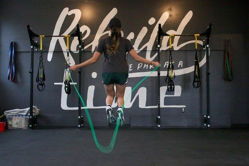 Người mẹ bắt con gái nhảy dây 3.000 lần mỗi ngày để... tăng chiều cao