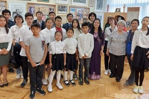 Khai giảng lớp tiếng Việt tại Trường chuyên ngữ số 251 mang tên Chủ tịch Hồ Chí Minh tại Ukraine