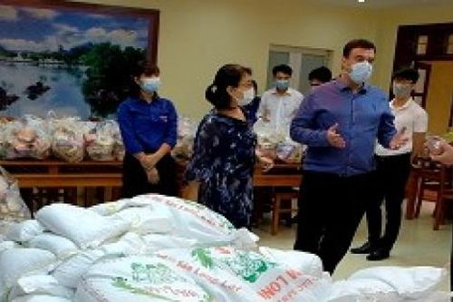 Những phần quà ý nghĩa từ Đại sứ quán Israel dành tặng người dân Hà Nội gặp khó khăn