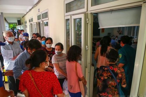 Hà Nội: Vẫn có những điểm tiêm vắc xin COVID-19 chưa đảm bảo khoảng cách an toàn