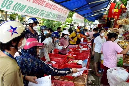 TP. HCM: Nhiều người xếp hàng, chờ cả tiếng để mua bánh Trung thu