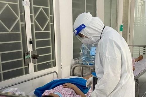 'Bảo mẫu' 18 tuổi từng là F0, nay trở lại bệnh viện chăm sóc các F0 khác
