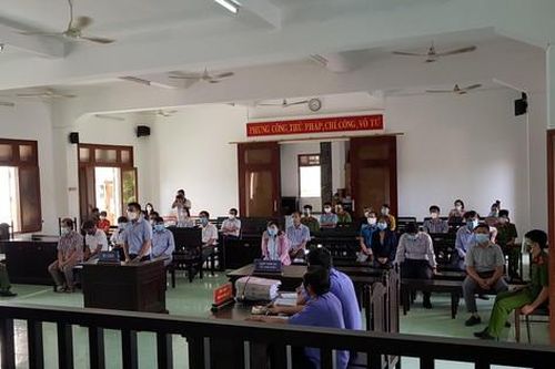 Hoãn xử vụ lộ đề thi công chức ở Phú Yên do vắng nhiều người tham gia tố tụng