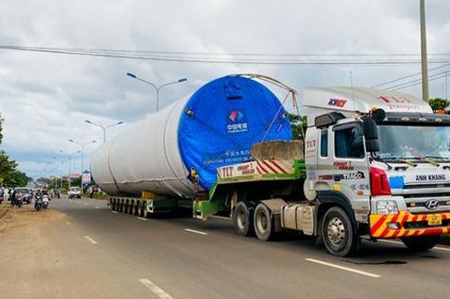 Xe chở thiết bị điện gió cán tử vong 1 phụ nữ qua đường
