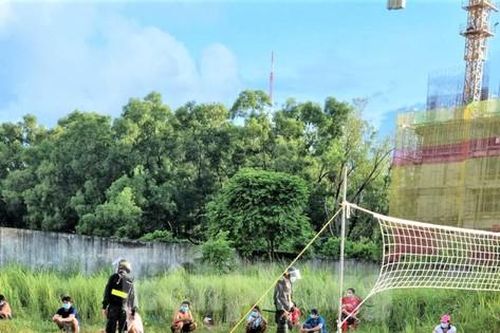 Vùng tâm dịch không được ra đường, 14 thanh niên vẫn tụ tập đánh bóng chuyền