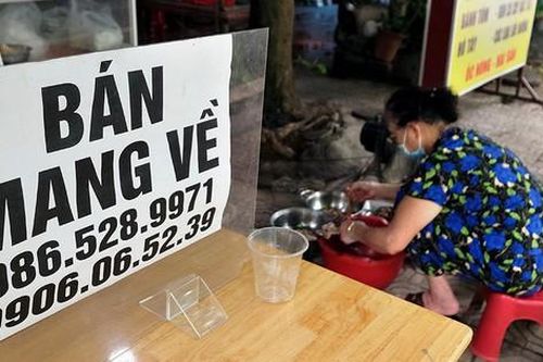 Hàng quán 'vùng xanh' Hà Nội tấp nập bán đồ mang về trong ngày đầu mở cửa trở lại