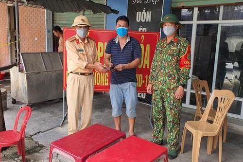 Tổ công tác chốt kiểm soát COVID-19 trả chiếc ví chứa nhiều tiền cho người đánh rơi