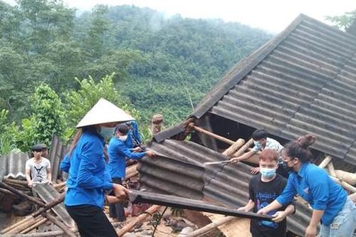 Mưa lớn làm nhà sập hoàn toàn, thanh niên hợp sức giúp người dân tháo dỡ, vận chuyển
