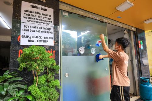 Hàng quán các quận nội thành Hà Nội dọn dẹp sẵn sàng để bán mang về