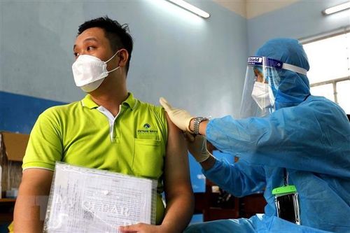 TP.HCM hoàn thành tiêm vaccine mũi 1, tỷ lệ ca mắc mới giảm