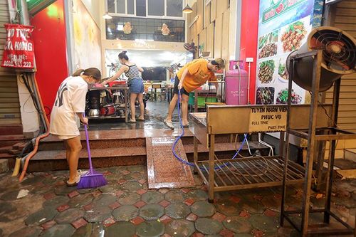Chủ quán ăn Hà Nội dọn dẹp xuyên đêm sau khi được phép bán hàng trở lại