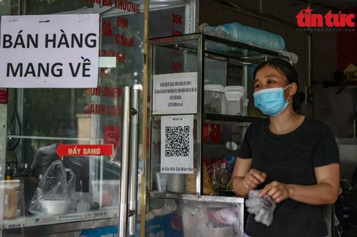 Hà Nội: Quán ăn mở cửa dè chừng sau lệnh nới lỏng, có nơi chưa dán mã QR Code