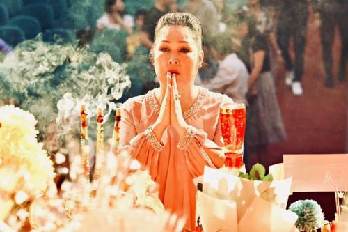 NSND Hồng Vân mong được thứ tội trong ngày giỗ Tổ, Long Nhật cầu xin che chở cho Phi Nhung