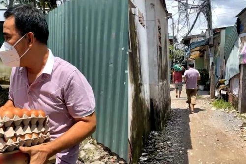 Nghệ sĩ Quyền Linh phát quà ở xóm ve chai, xúc động khi người dân hỏi tiền cứu trợ