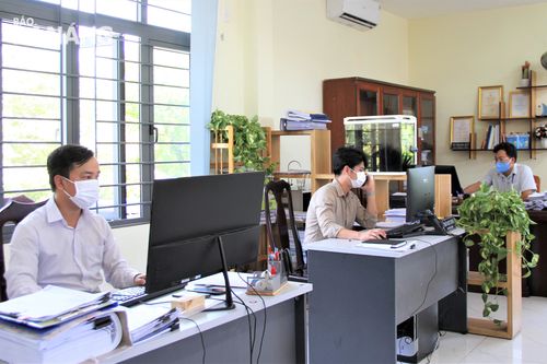 Cán bộ, công chức ngày đầu trở lại làm việc