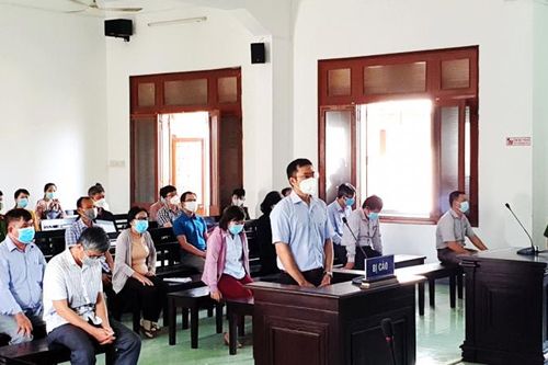 Hoãn phiên tòa xét xử 18 bị cáo trong vụ lộ đề thi tuyển công chức ở Phú Yên