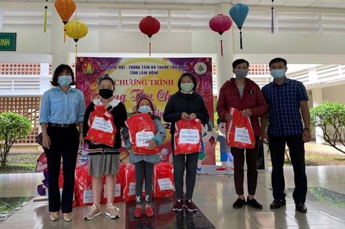 Trao quà trung thu cho thiếu nhi có hoàn cảnh khó khăn