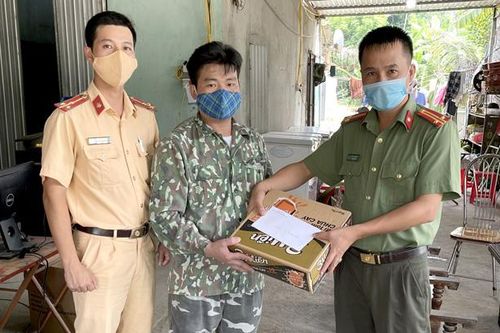 Kịp thời hỗ trợ công nhân khó khăn về quê