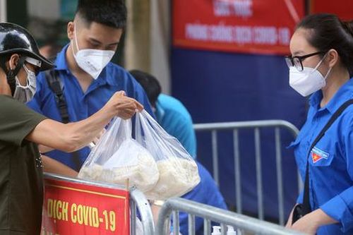 Chốt trực xuyên ngày đêm ở 3 tòa chung cư có 17 ca COVID-19